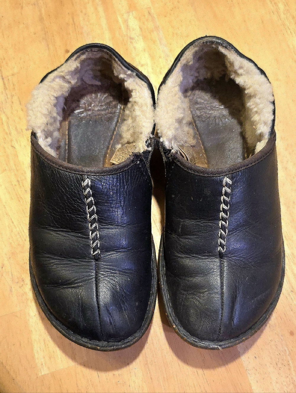 FREE Needs TLC UGG Betty Black Leather Slip-On Shoes Size 6